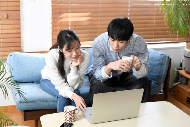 Một nhóm người đang nâng ly trong một bữa tiệc