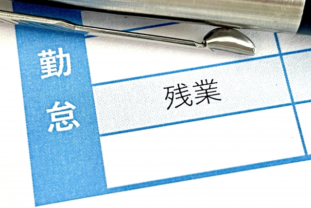 Một chiếc đồng hồ treo tường lớn