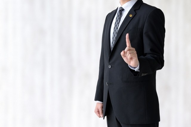 Một cuốn sách luật pháp và một cái búa thẩm phán