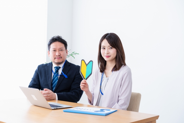 Một người đàn ông đang trò chuyện và cười