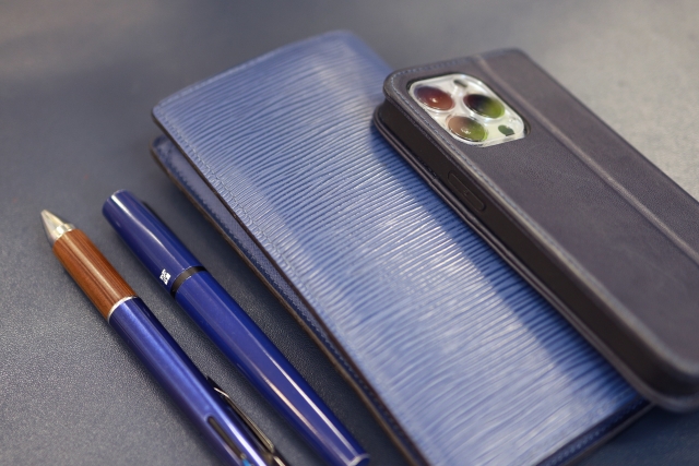 Một cây bút máy đang viết trên sổ tay