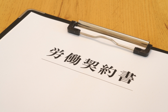 Một người đang ký tên vào hợp đồng