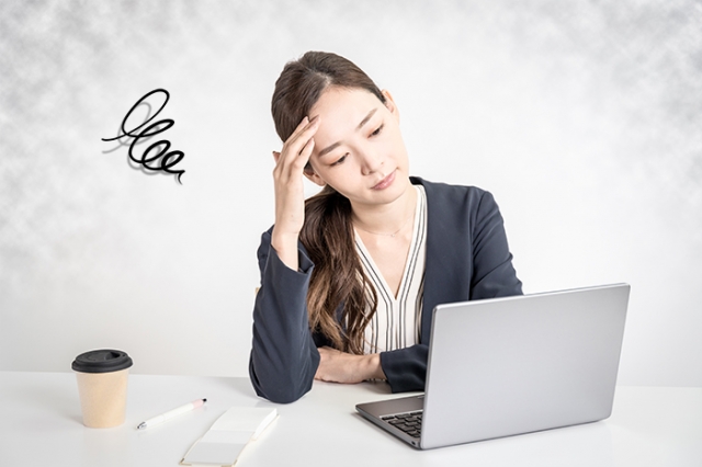 Một người đang lo lắng ôm đầu