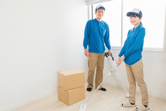 Một người đang viết vào sổ tay trong quán cà phê