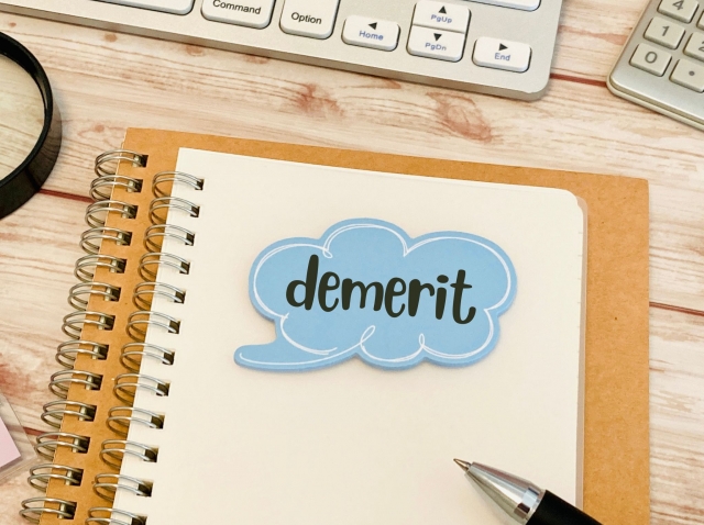 Một người đàn ông đang chán nản nhìn máy tính