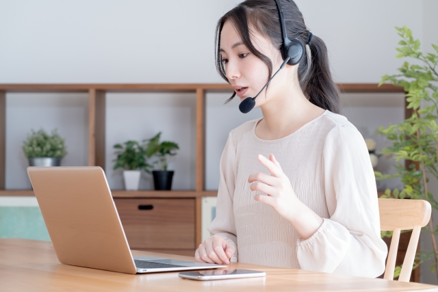 Một người phụ nữ đang nói chuyện với một người đàn ông qua màn hình máy tính