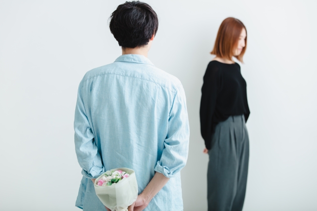 Một cặp đôi đang tỏ tình trên bãi biển lúc hoàng hôn