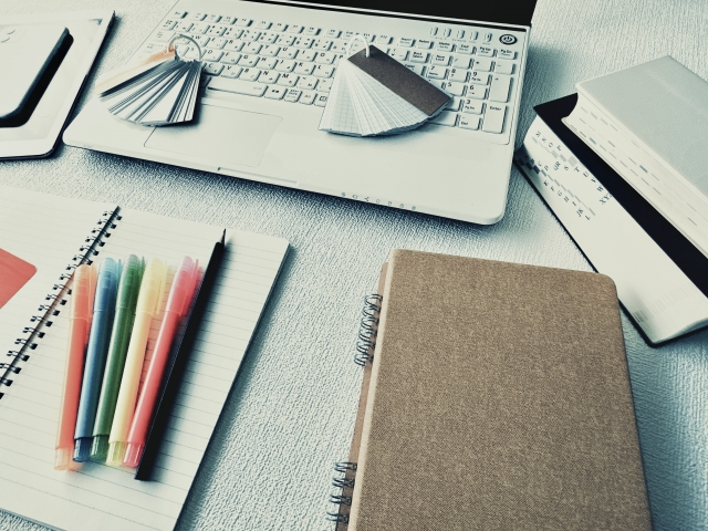 Rất nhiều bút chì kim nhiều màu sắc