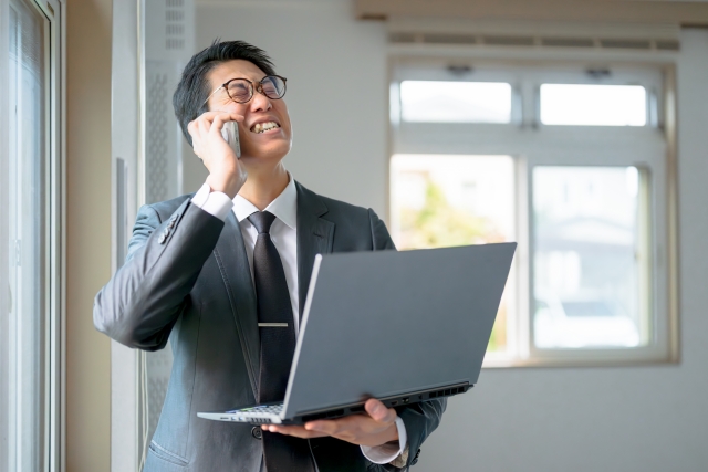 Một người đàn ông đang lo lắng vì rào cản ngôn ngữ