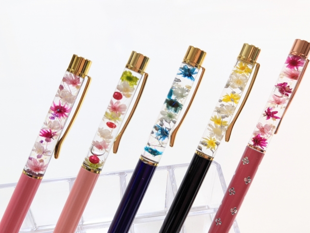 Một cây bút lông thư pháp (fude pen) và các chữ Hán