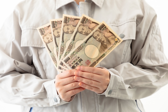 Một biểu đồ phân tích kinh tế và một cây bút