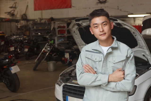 Một nhóm người lao động nước ngoài đang làm việc trong nhà máy