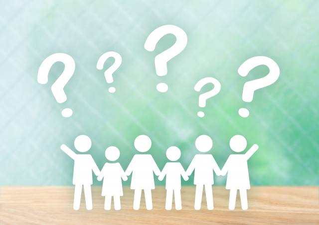 Một người đang lo lắng ôm đầu