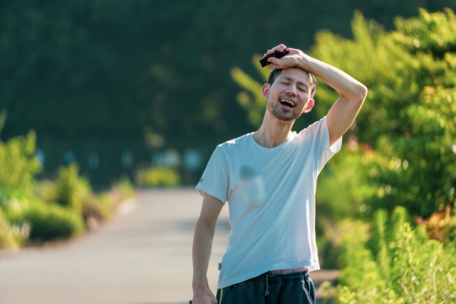 Một du học sinh đang vui vẻ chụp ảnh kỷ niệm