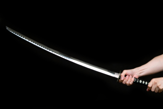 Một chiến binh Samurai mặc áo giáp đứng trên chiến trường