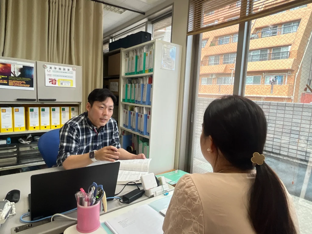 Một nhân viên Akamonkai đang tư vấn nghề nghiệp cho sinh viên.