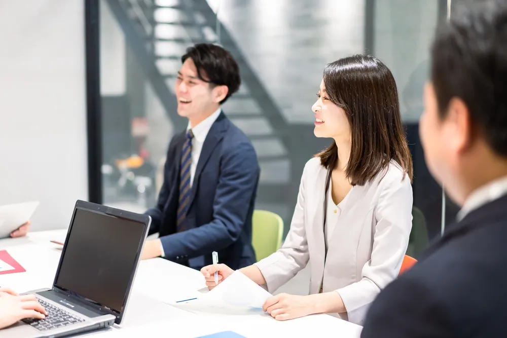 Một người phụ nữ đang nói về Tatakidai trong cuộc họp